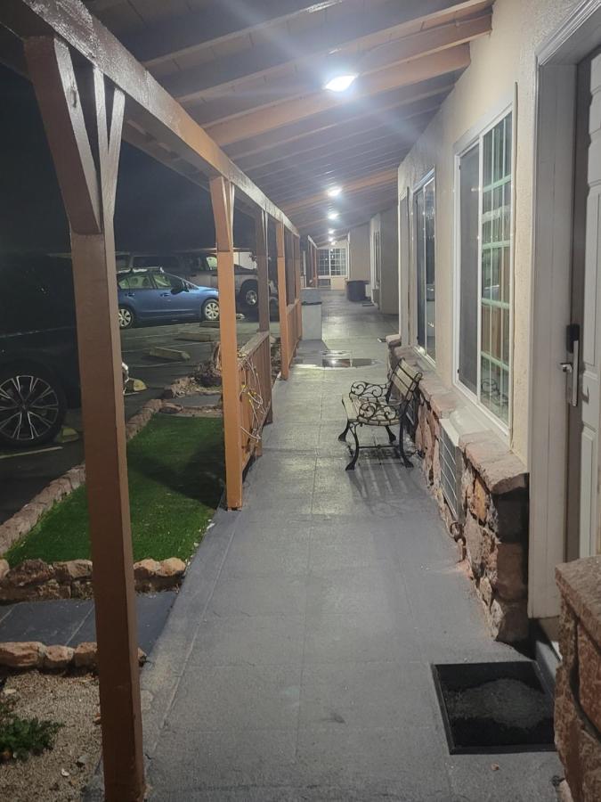 בישופ Townhouse Motel מראה חיצוני תמונה