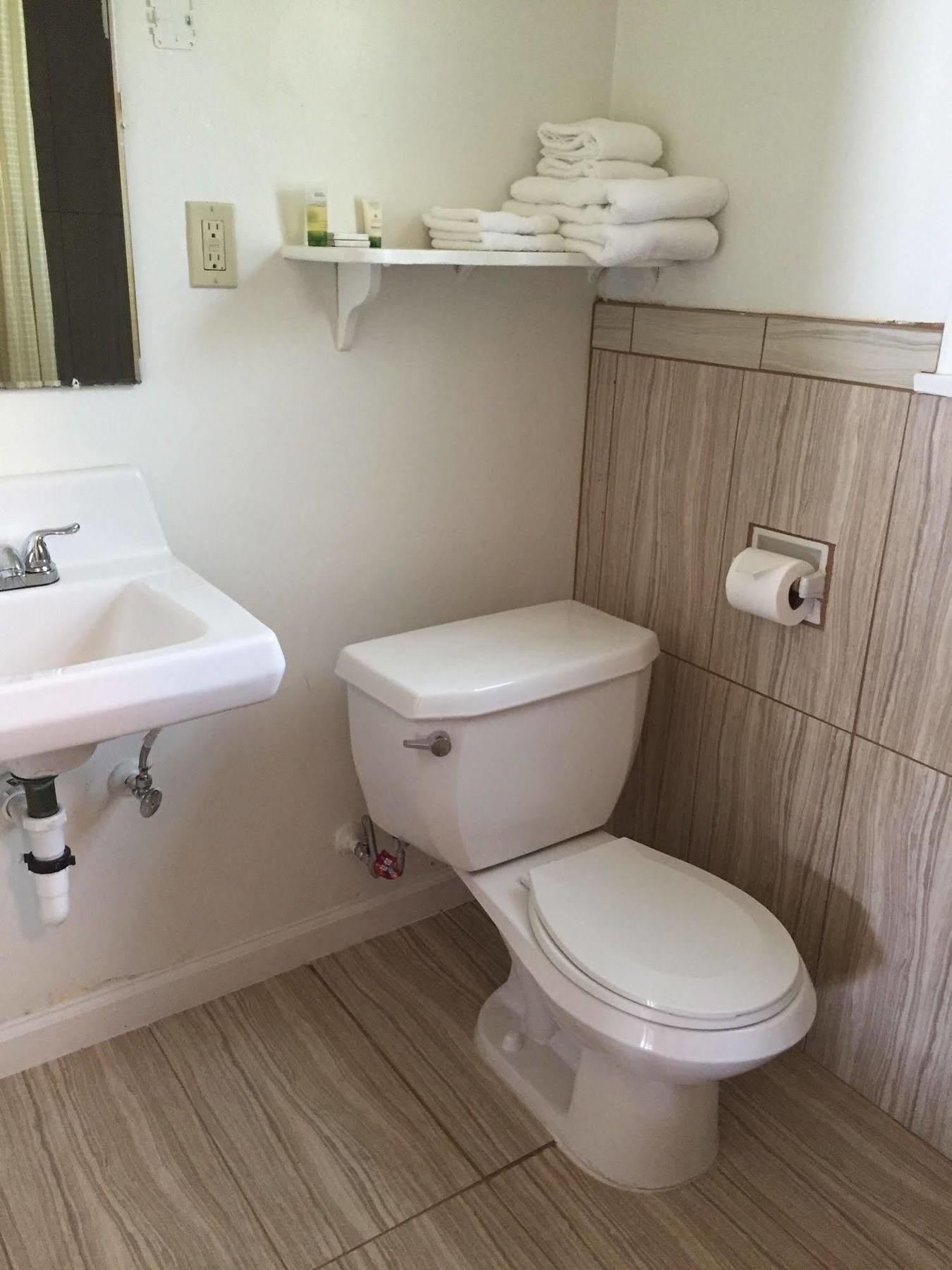בישופ Townhouse Motel מראה חיצוני תמונה